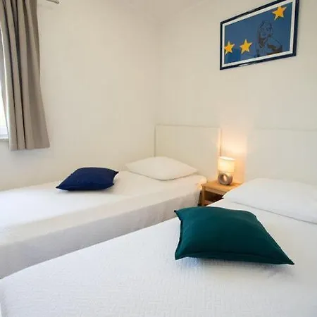 Hotell Buggi, Sumartin