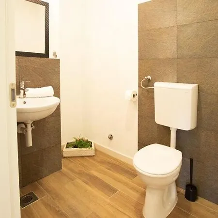 Buggi, Hotell Sumartin